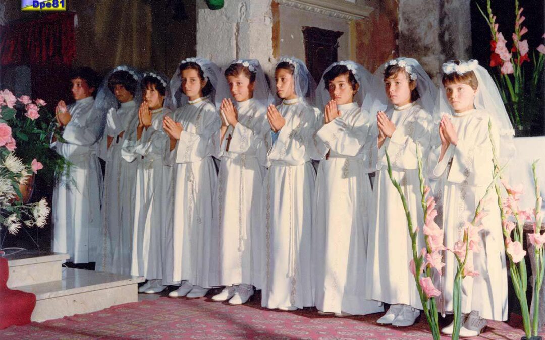 Il fotografo risarcisce genitori e figlia perché ha sbagliato il video della prima comunione