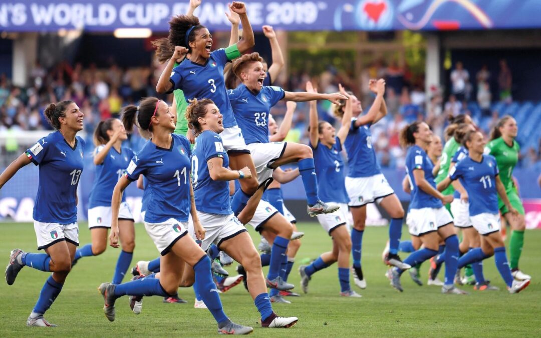 Le azzurre con gli scarpini: declinazione al femminile.