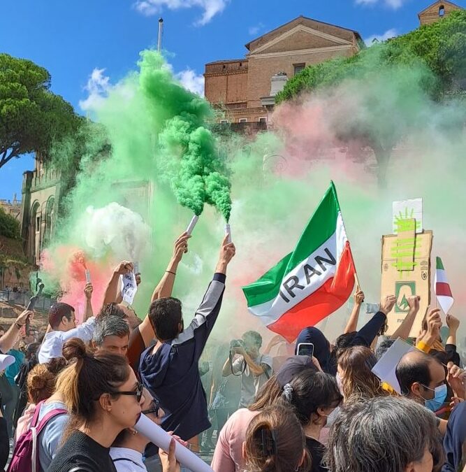 Iran, dove sono le femministe italiane? Come i media italiani strumentalizzano le donne curde e iraniane per invalidare le nostre lotte