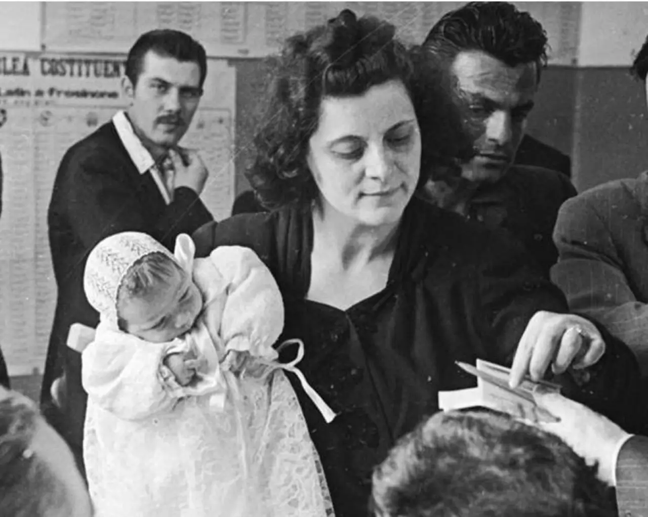 una-donna-esercita-il-suo-diritto-di-voto_00000000_be7f2747_250529114734_1280x1022
