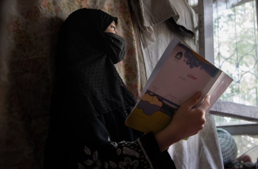 Afghanistan: quasi una persona su due ha bisogno di aiuti umanitari. Negati diritti d’istruzione a 2,6 milioni di ragazze